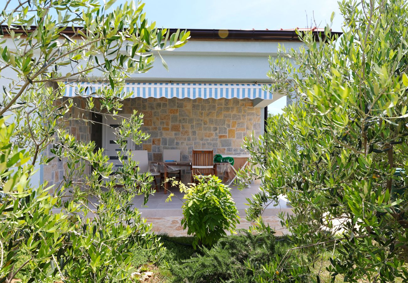 House in Vrsi - Holiday Home Pomalo with Pool