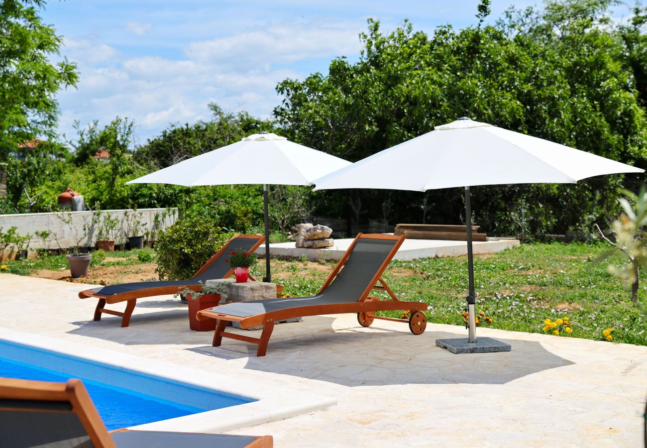 House in Vrsi - Holiday Home Pomalo with Pool