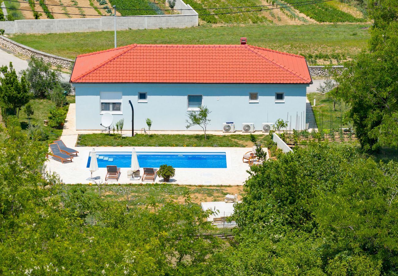 House in Vrsi - Holiday Home Pomalo with Pool