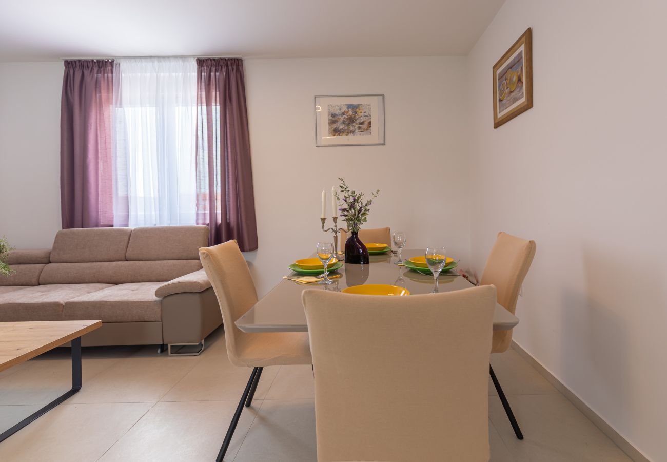House in Vrsi - Holiday Home Pomalo with Pool