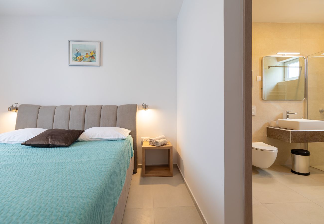 House in Vrsi - Holiday Home Pomalo with Pool