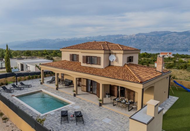 House in Ražanac - Holiday Home Pecora Nera with Pool