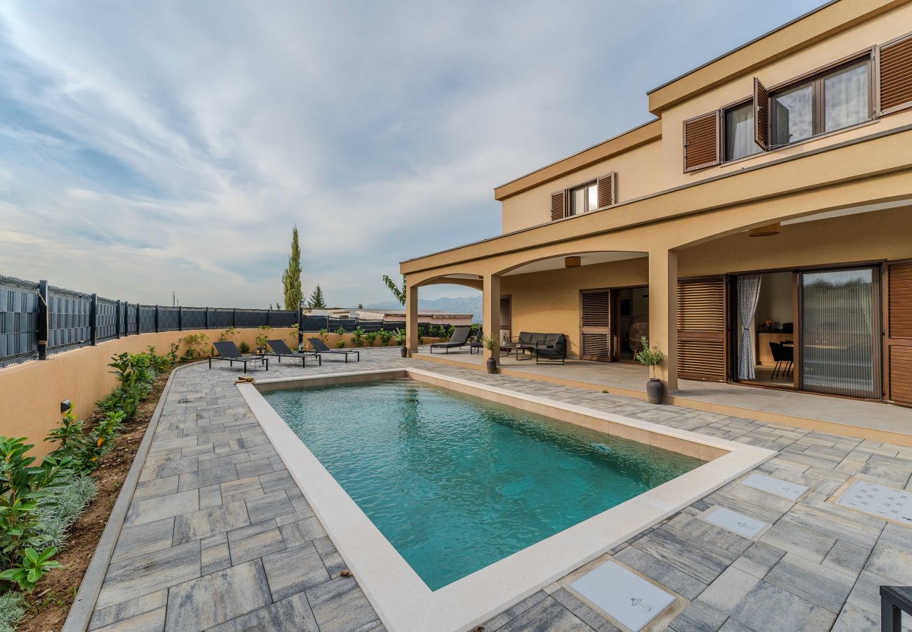 House in Ražanac - Holiday Home Pecora Nera with Pool