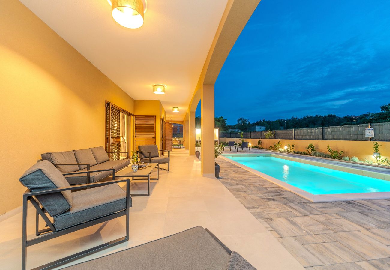 House in Ražanac - Holiday Home Pecora Nera with Pool