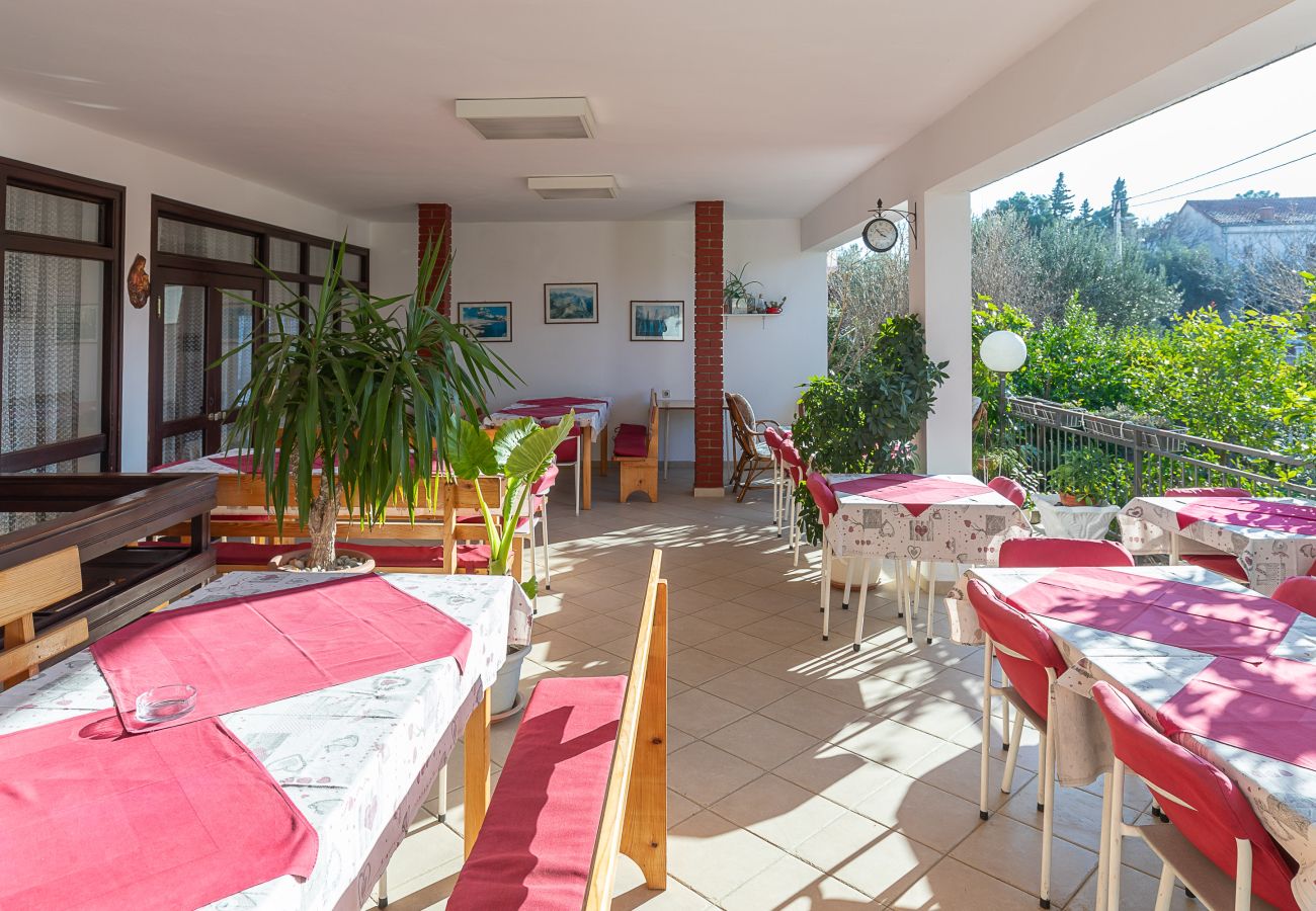 Rent by room in Starigrad - Room Tinka No.10 near the beach