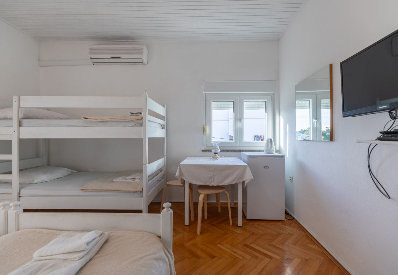 Rent by room in Starigrad - Room Tinka No.5 near the beach