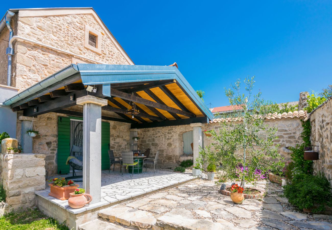 House in Ražanac - Stone House Jovraz with Hot Tub