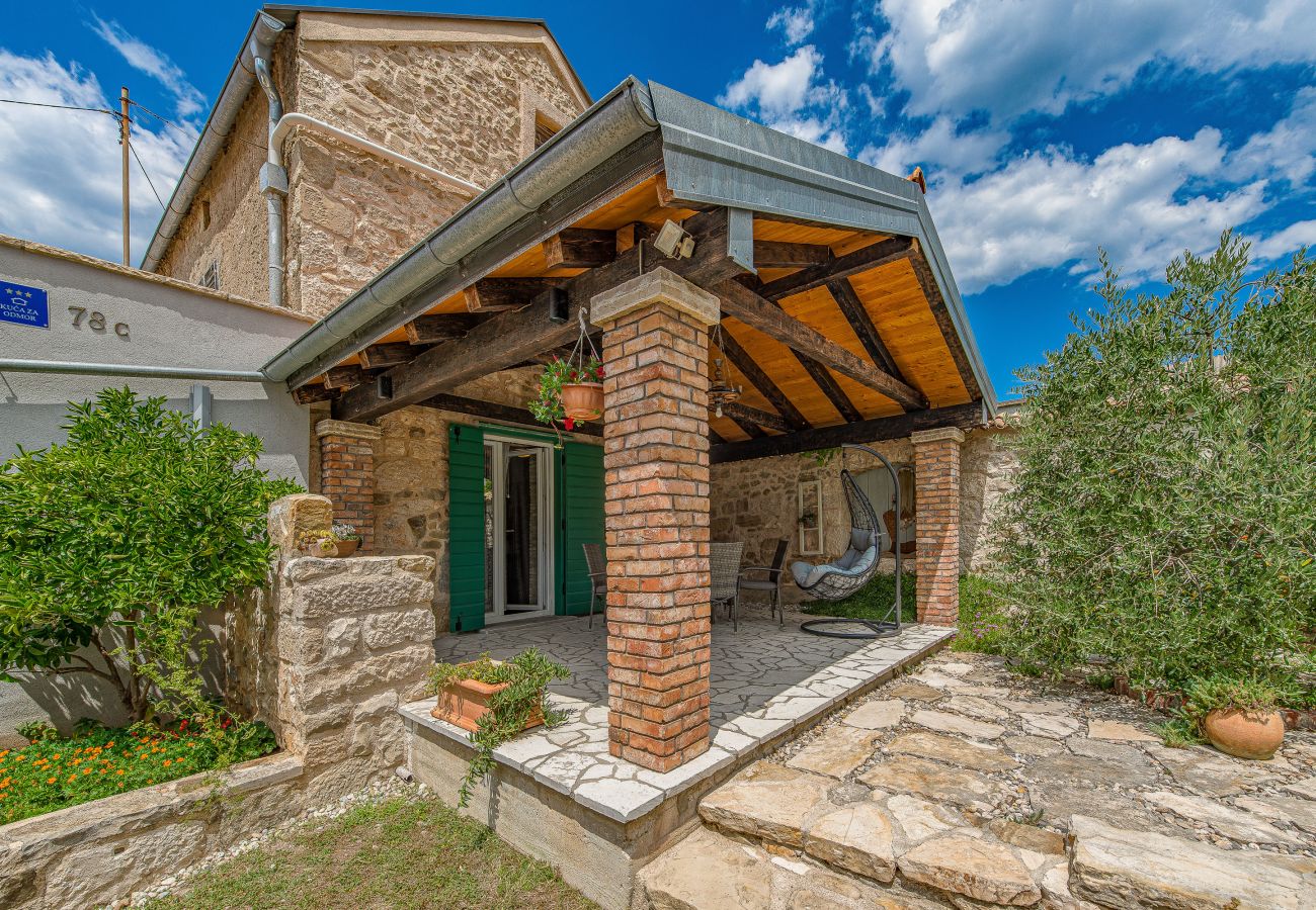 House in Ražanac - Stone House Jovraz with Hot Tub