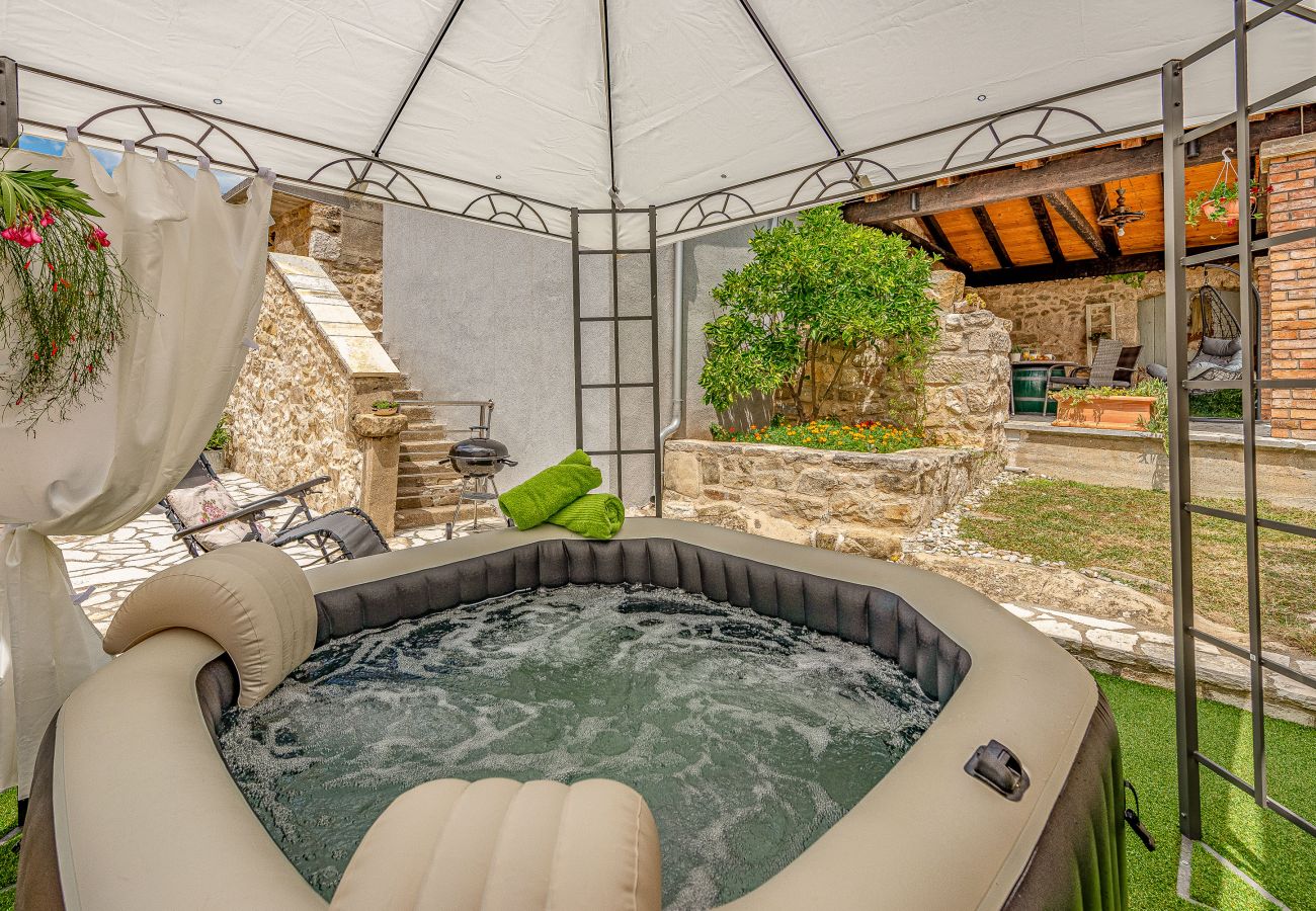 House in Ražanac - Stone House Jovraz with Hot Tub