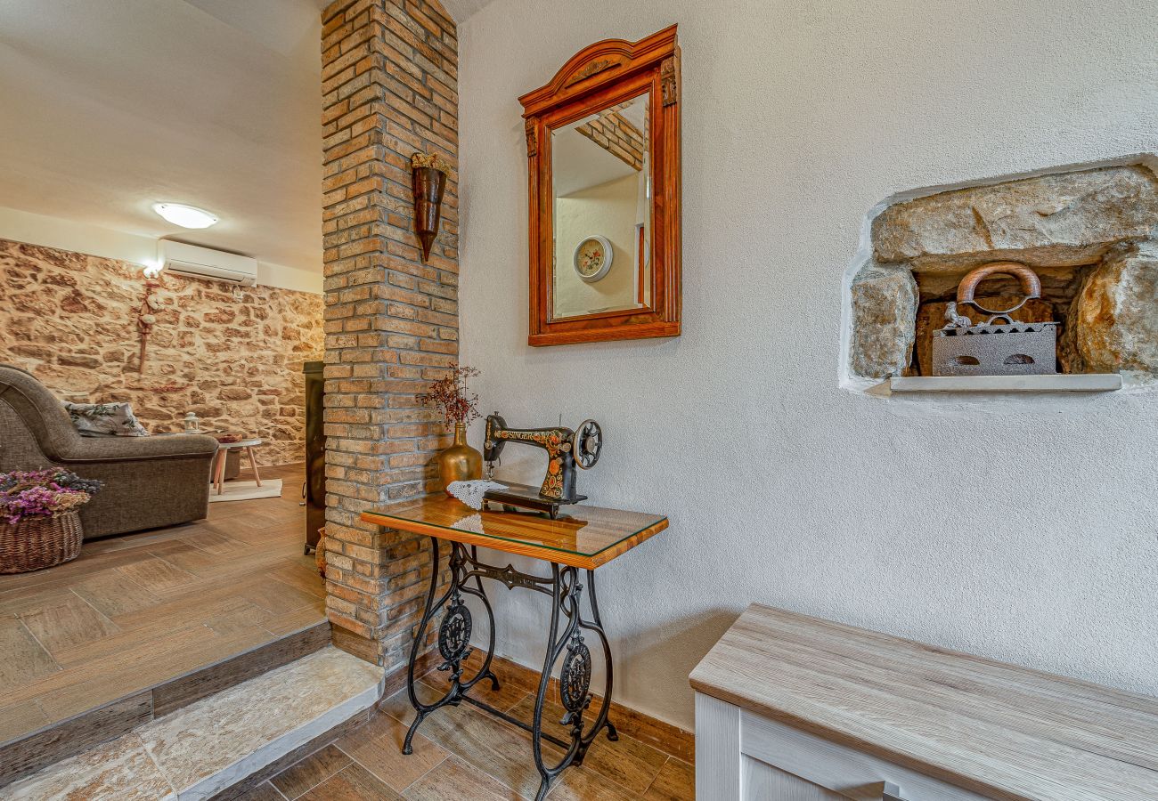 House in Ražanac - Stone House Jovraz with Hot Tub