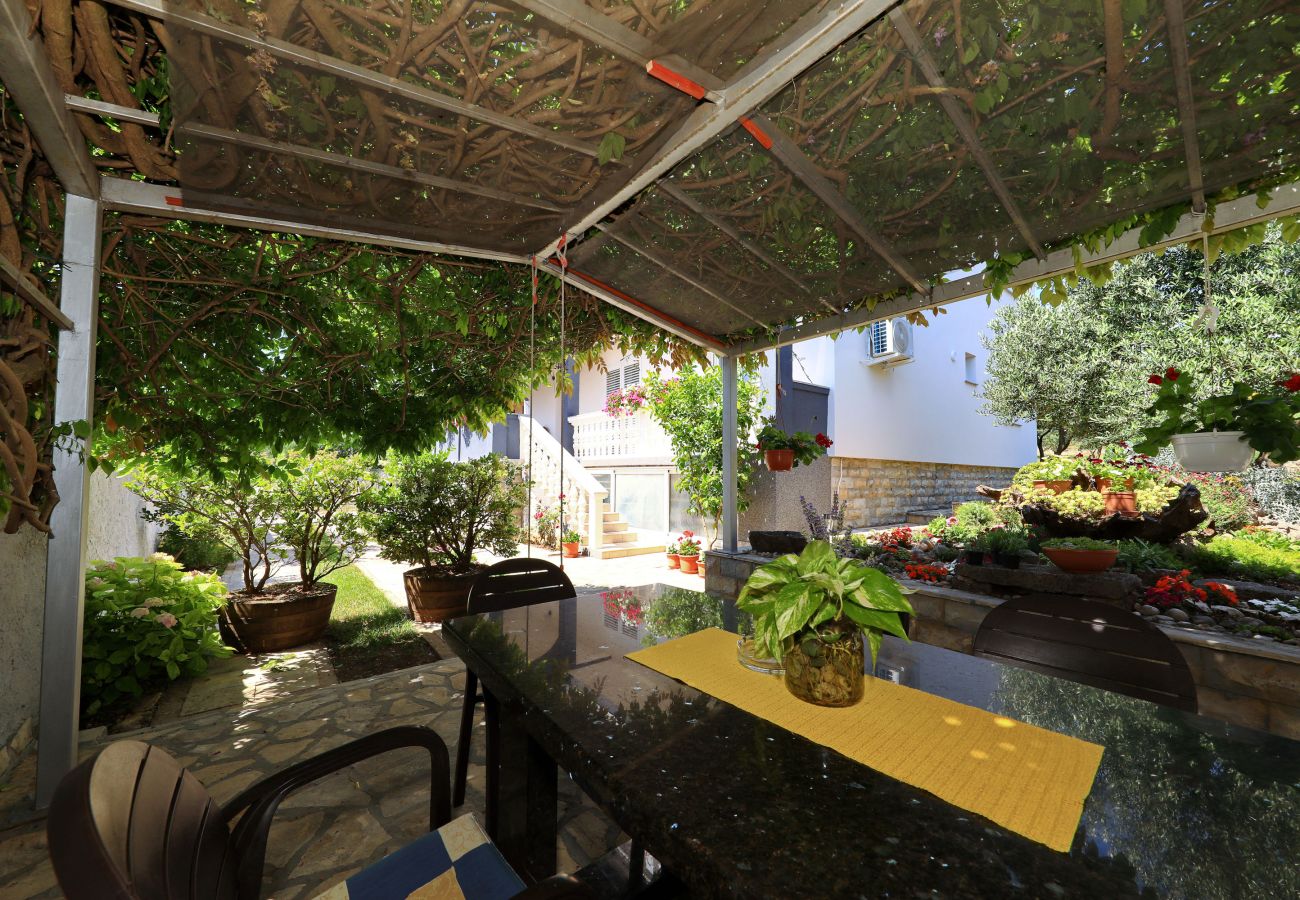 Apartment in Maslenica - Apartment Simaruna with Sea View