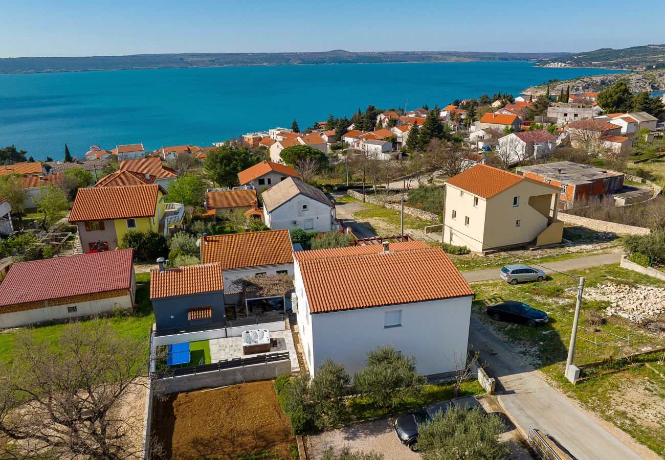 Apartment in Maslenica - Apartment Simaruna with Sea View