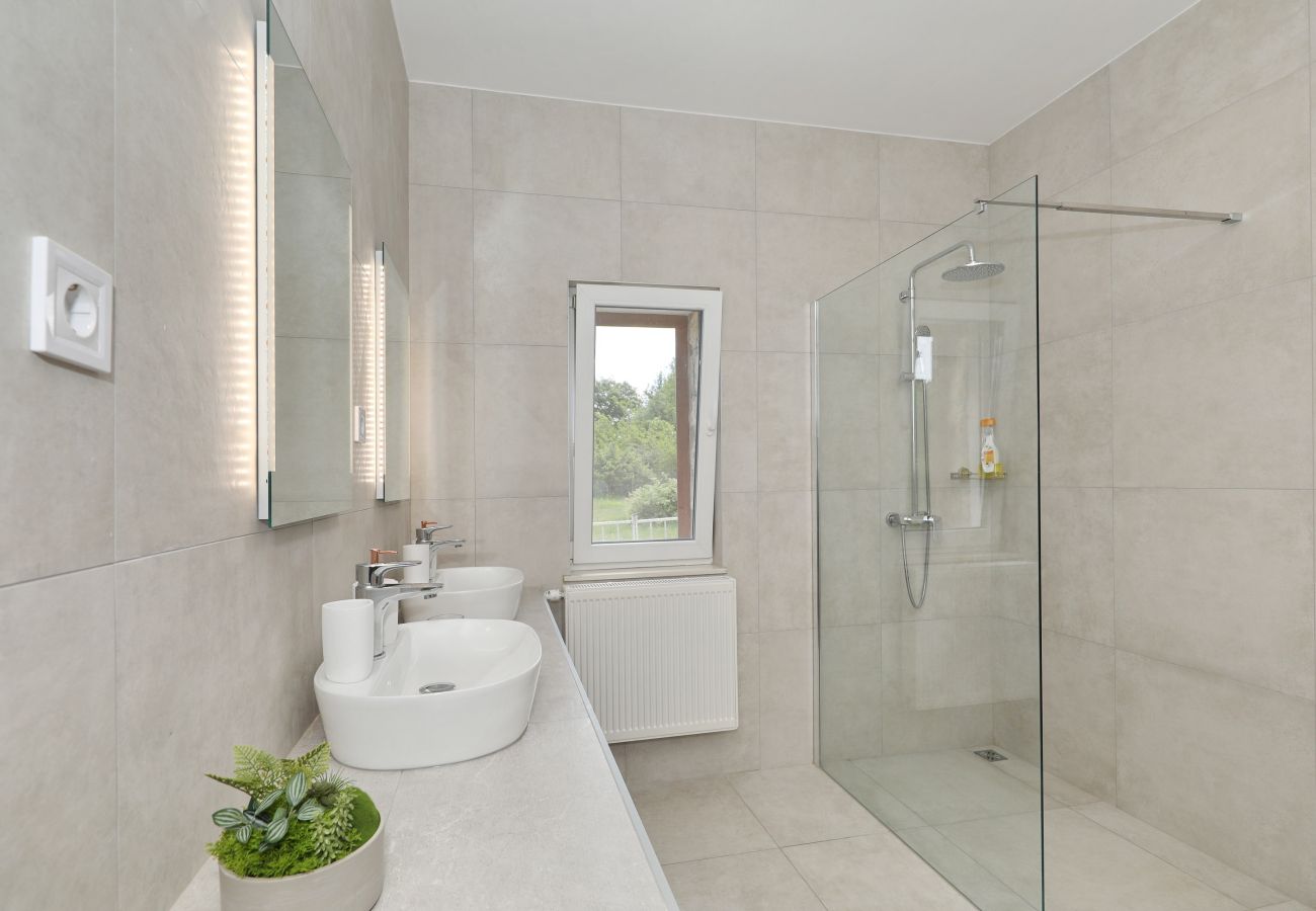 House in Lovinac - Holiday Home Demare with Heated Pool