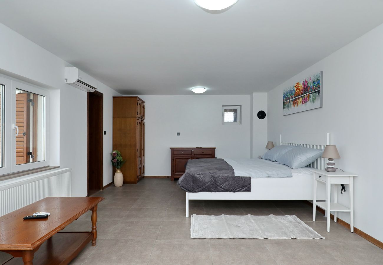 House in Lovinac - Holiday Home Demare with Heated Pool