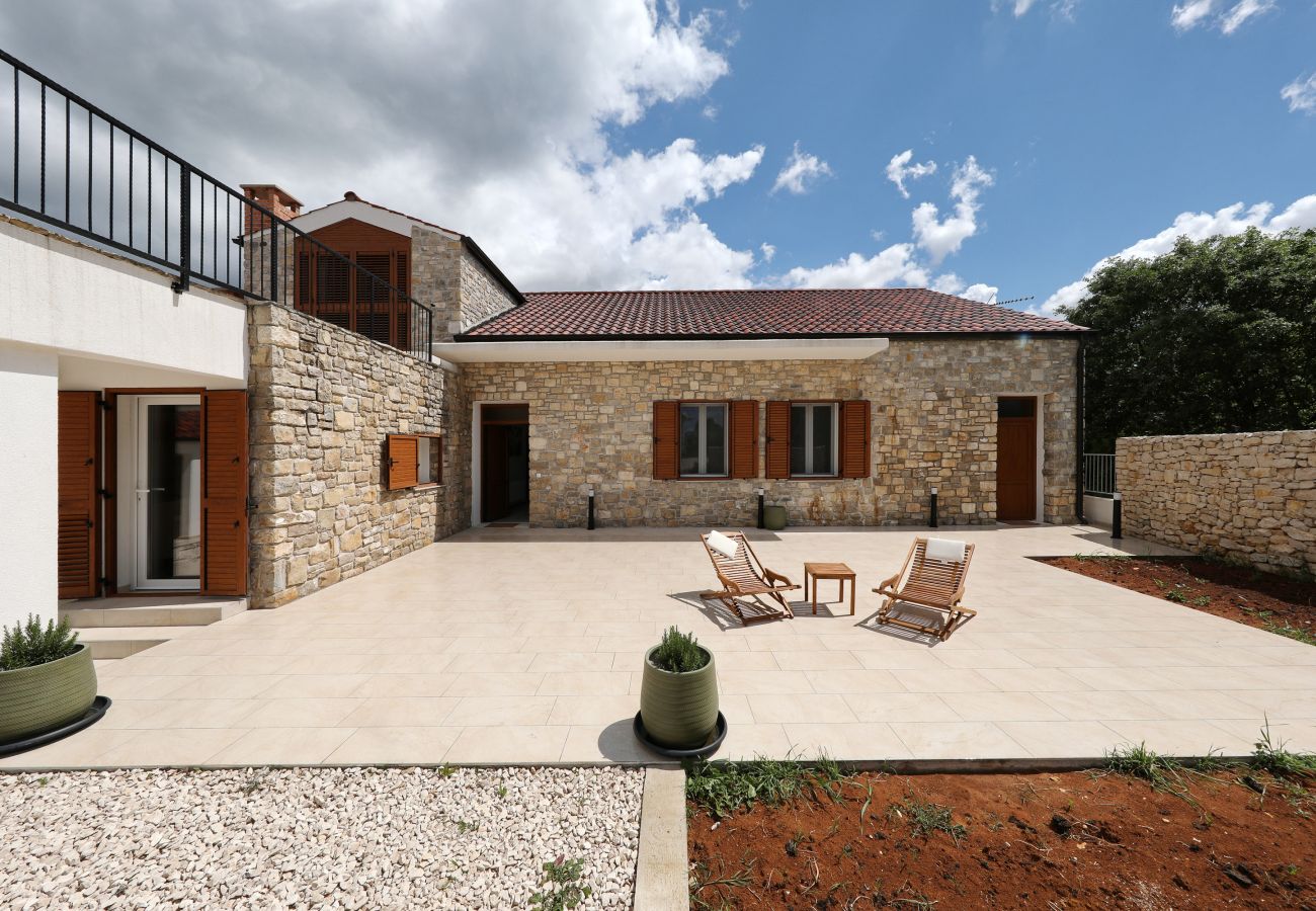 House in Lovinac - Holiday Home Demare with Heated Pool