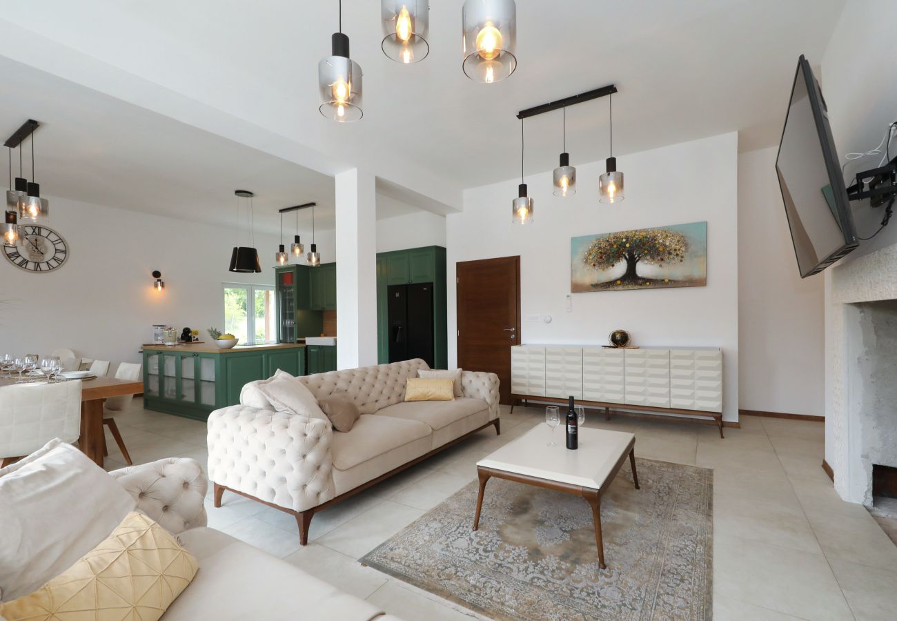 House in Lovinac - Holiday Home Demare with Heated Pool