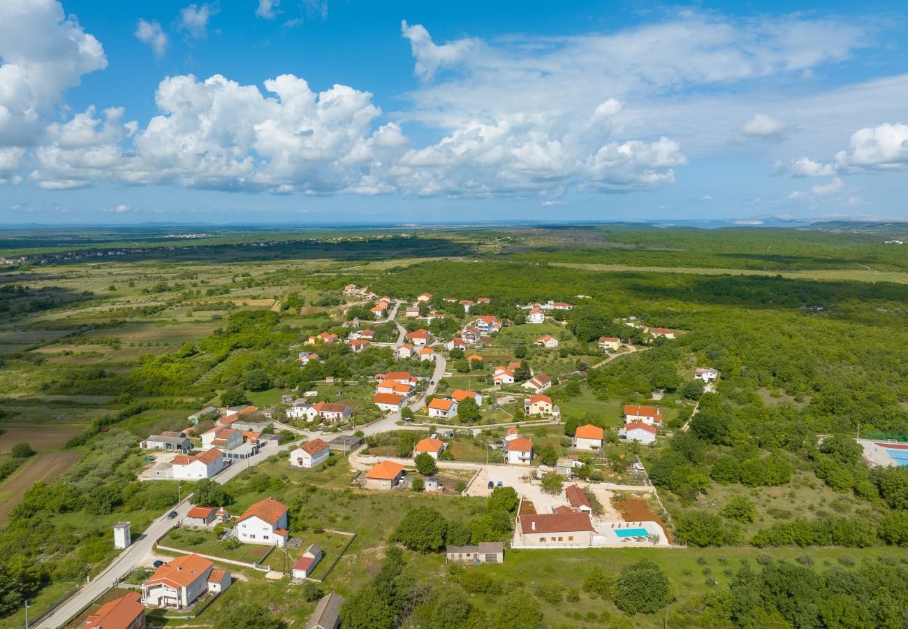 House in Lovinac - Holiday Home Demare with Heated Pool