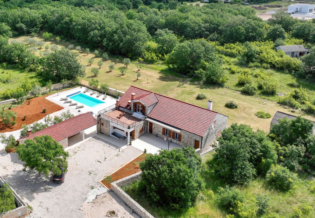 House in Lovinac - Holiday Home Demare with Heated Pool