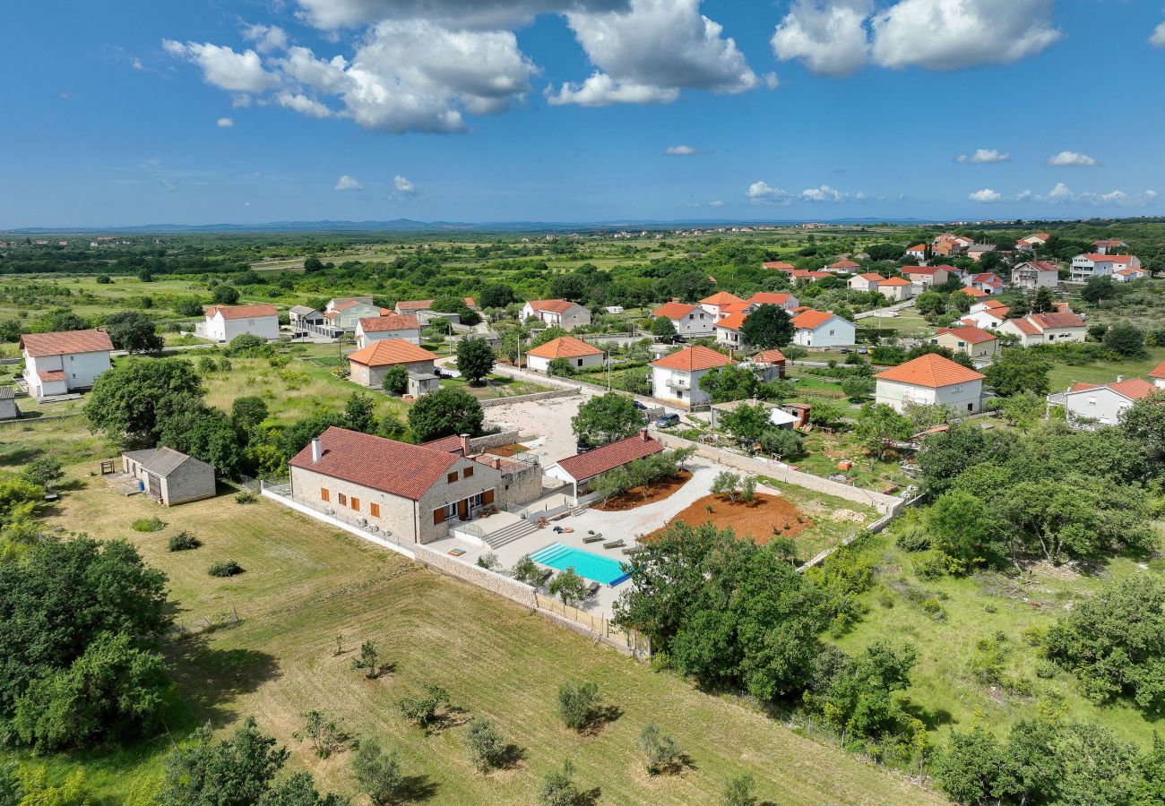 House in Lovinac - Holiday Home Demare with Heated Pool