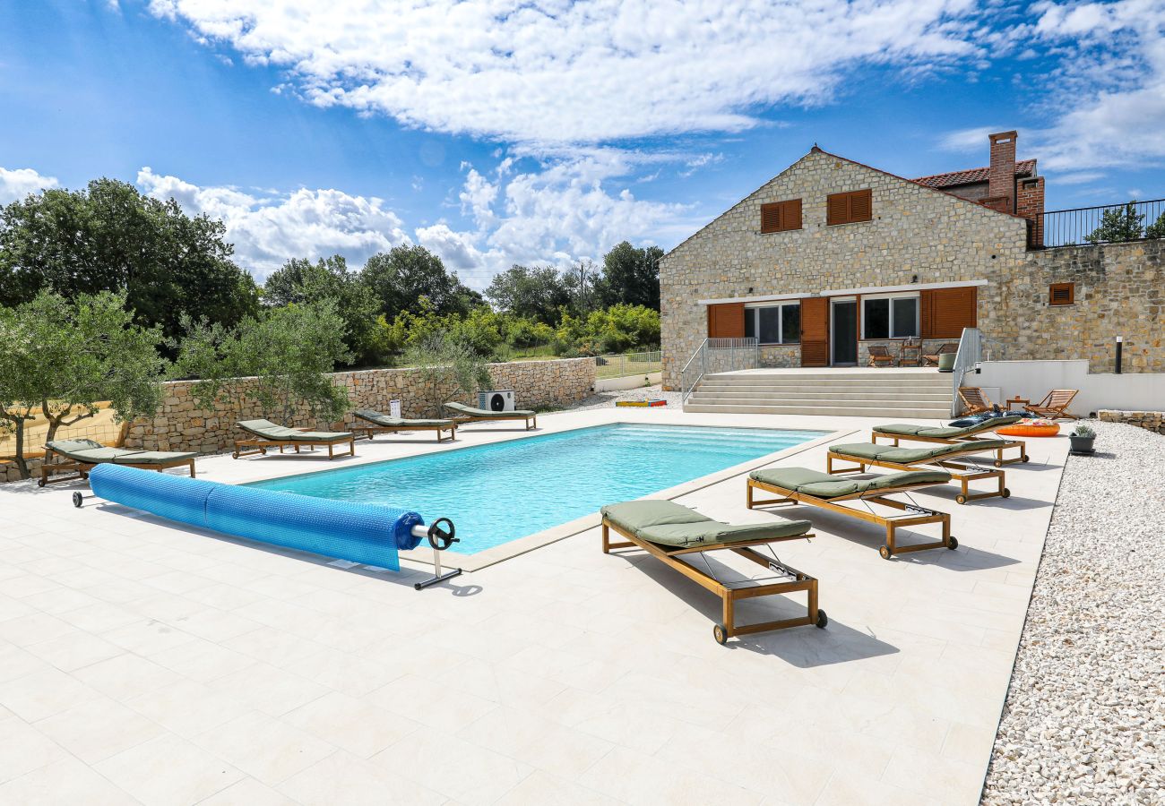 House in Lovinac - Holiday Home Demare with Heated Pool