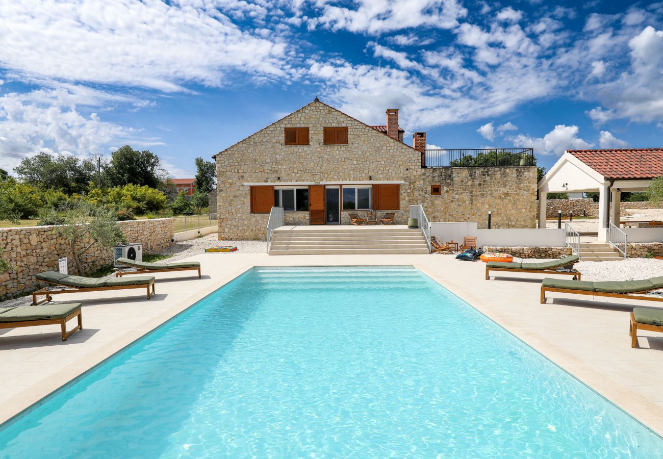 House in Lovinac - Holiday Home Demare with Heated Pool