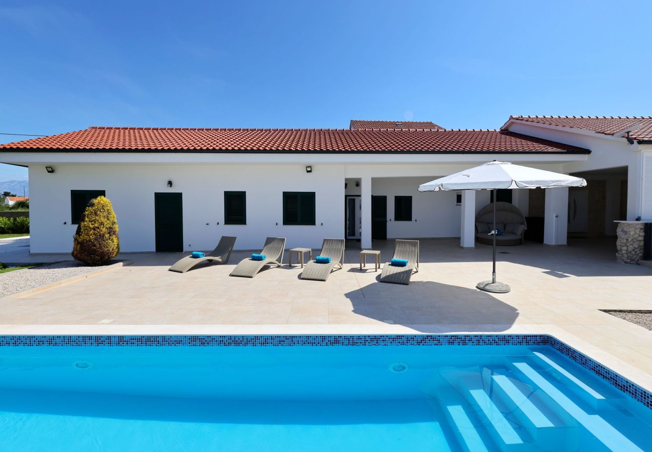 House in Vrsi -  Holiday Home Luca with Pool and Terrace