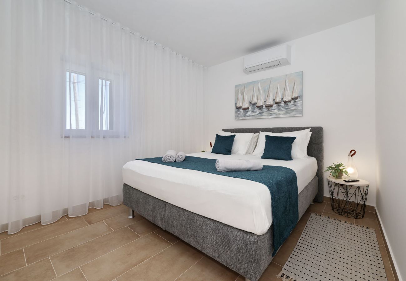 House in Vrsi -  Holiday Home Luca with Pool and Terrace