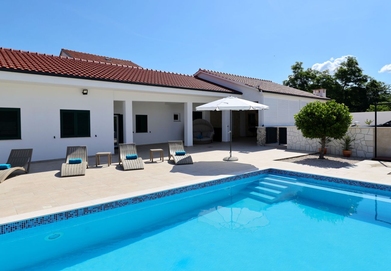 House in Vrsi -  Holiday Home Luca with Pool and Terrace