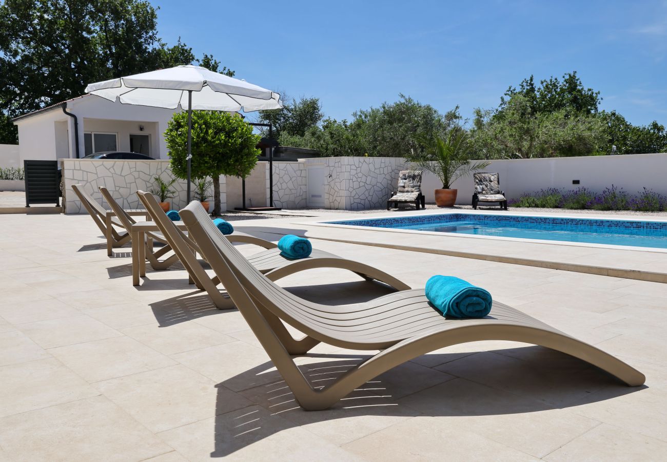 House in Vrsi -  Holiday Home Luca with Pool and Terrace