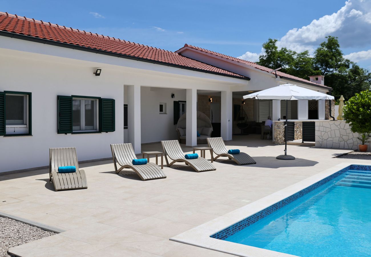 House in Vrsi -  Holiday Home Luca with Pool and Terrace