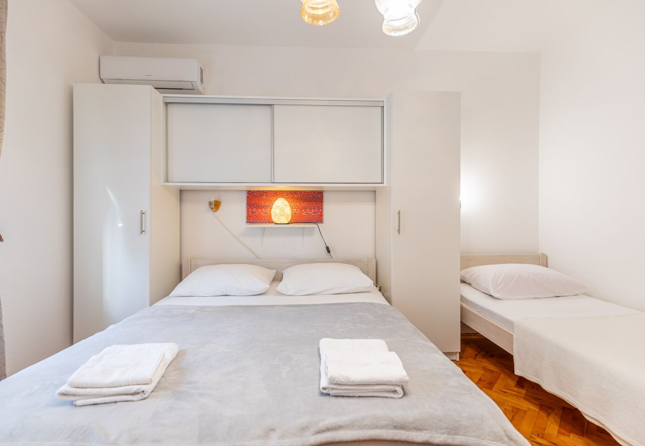 Rent by room in Starigrad - Room Tinka No.3 near the beach