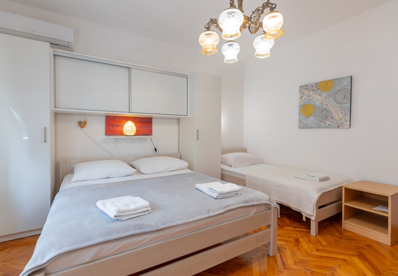 Rent by room in Starigrad - Room Tinka No.3 near the beach
