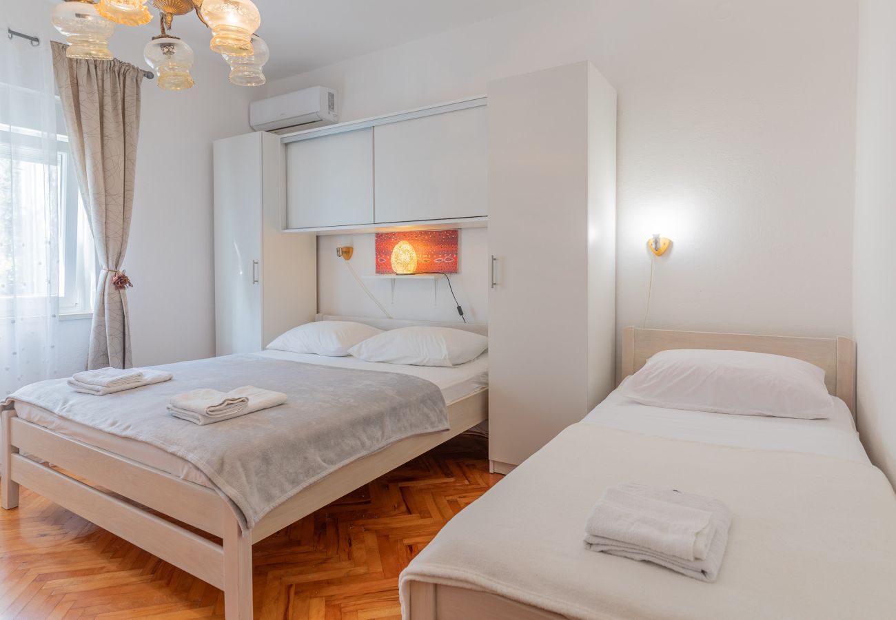 Rent by room in Starigrad - Room Tinka No.3 near the beach