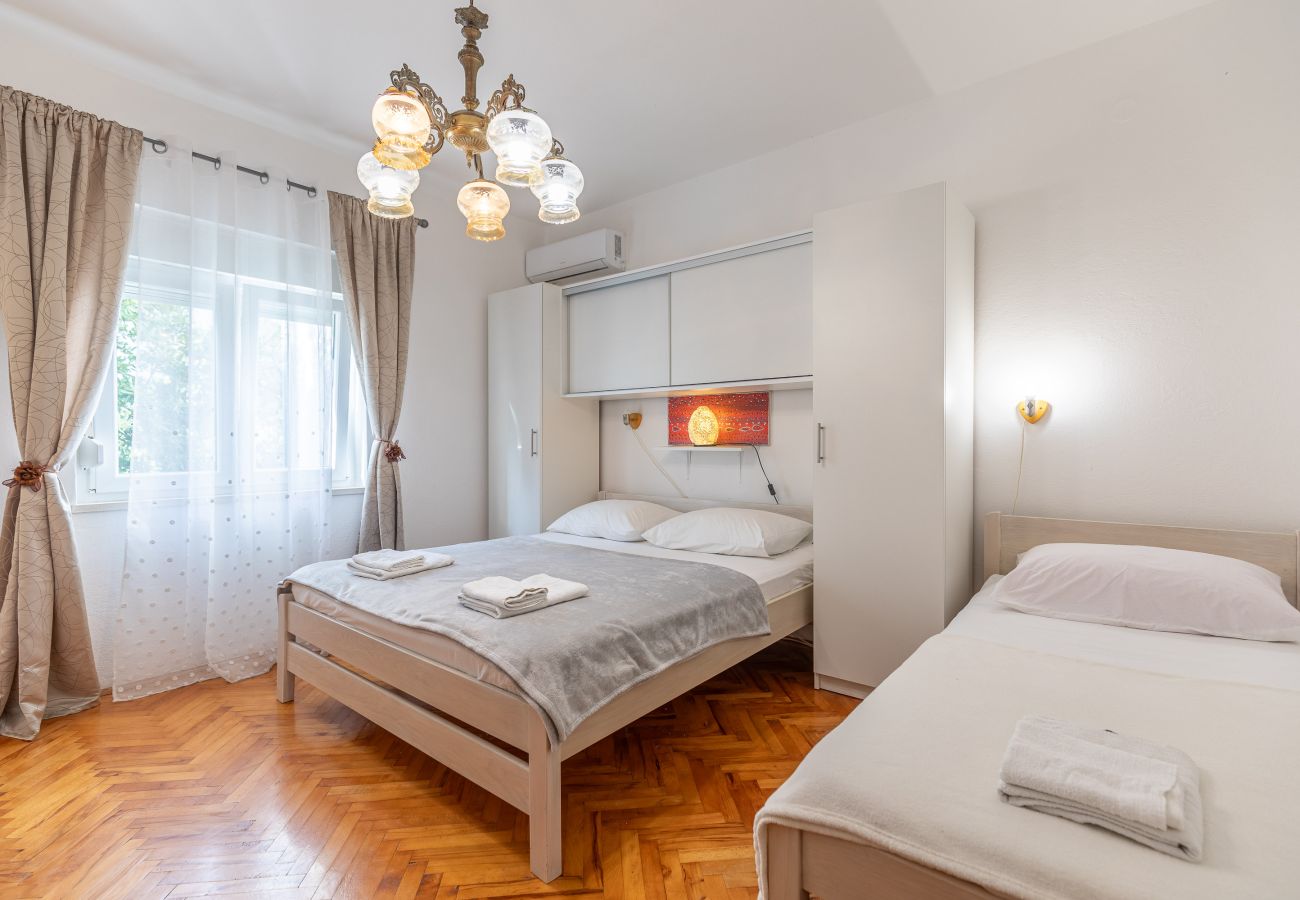 Rent by room in Starigrad - Room Tinka No.3 near the beach