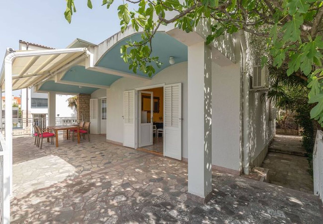 House in Maslenica - Holiday Home Dulcis near the Beach in Maslenica