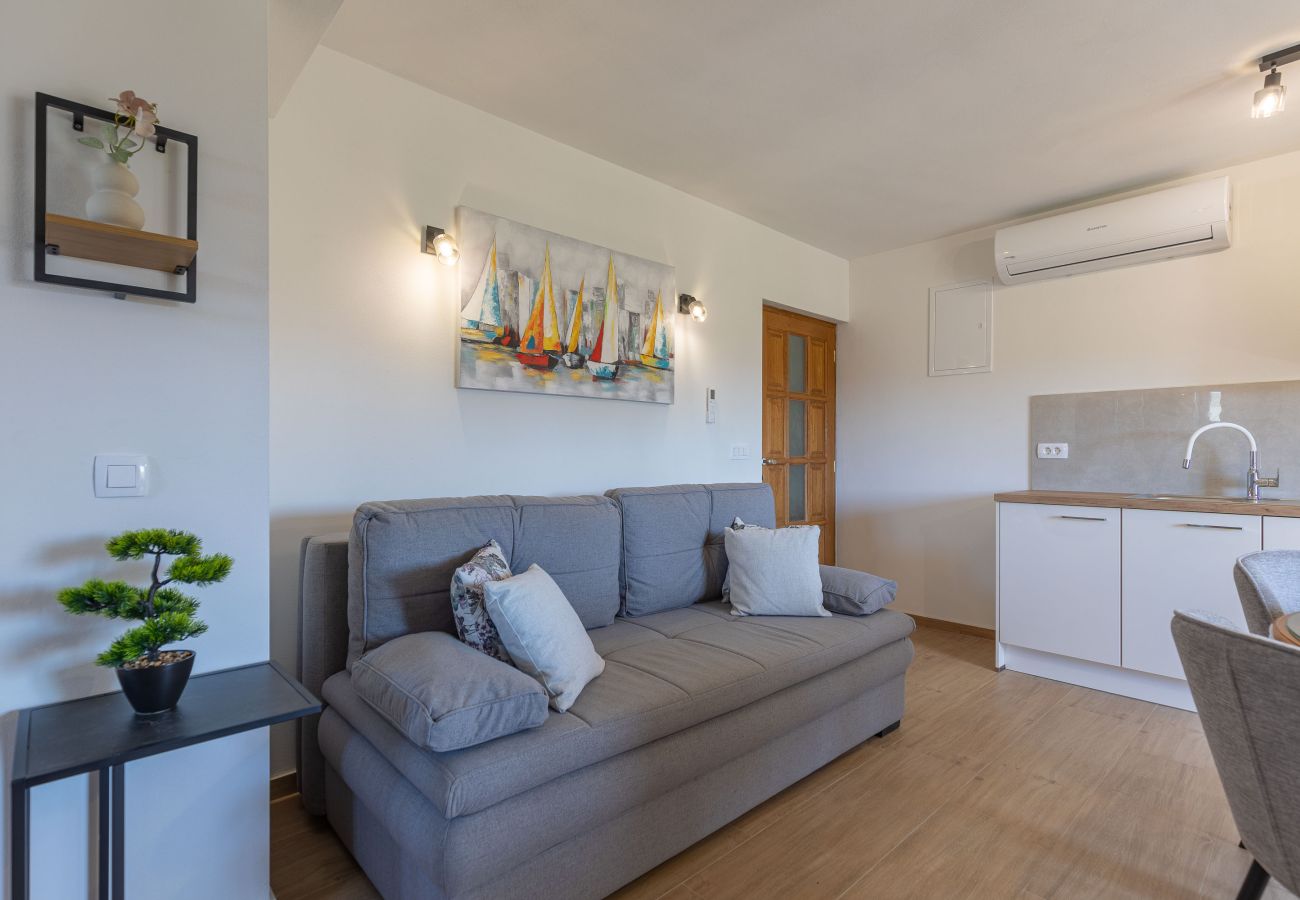 Apartment in Zadar - Apartment Klanac 2 with Two Balconies