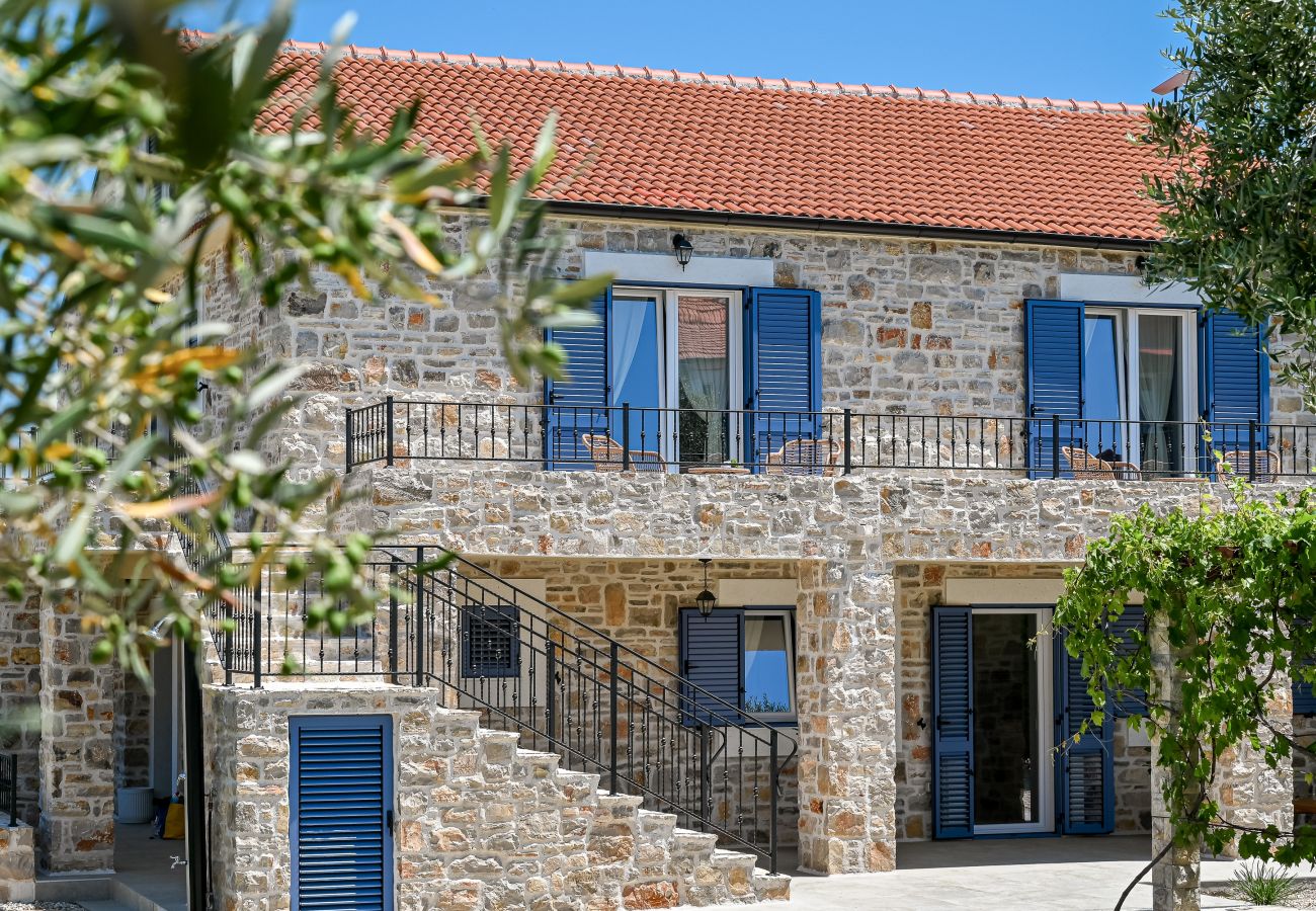 Villa in Dobropoljana - Villa Magna with heated pool