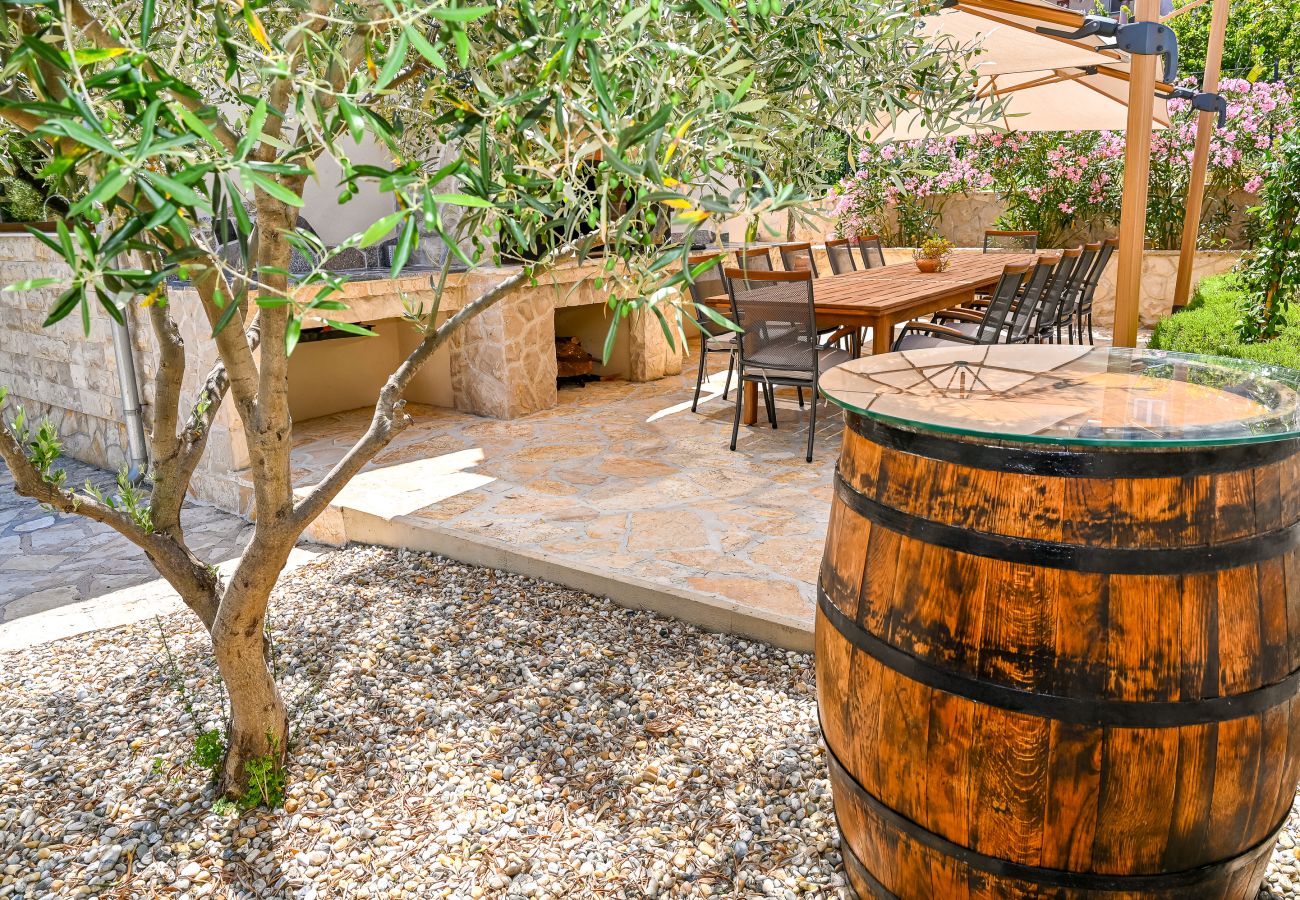Villa in Dobropoljana - Villa Magna with heated pool