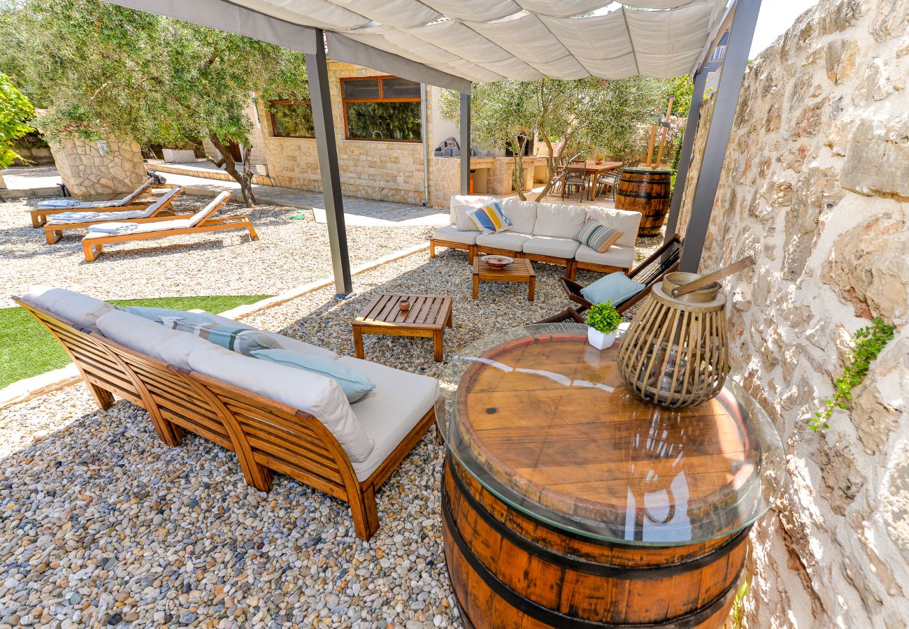 Villa in Dobropoljana - Villa Magna with heated pool