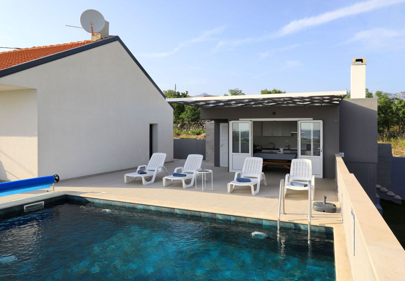 House in Maslenica - Holiday Home Maslenica with Heated Private Pool