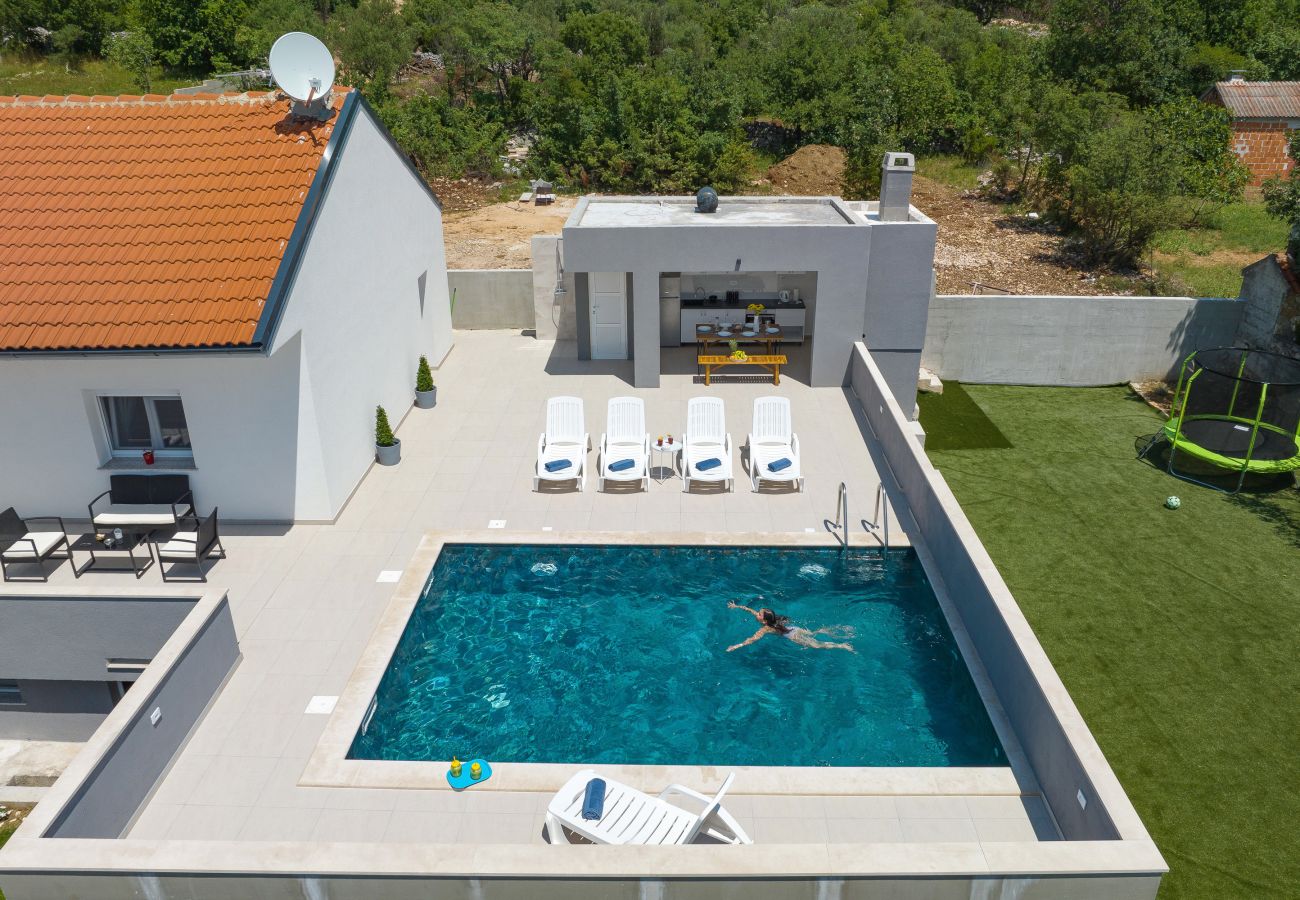 House in Maslenica - Holiday Home Maslenica with Heated Private Pool