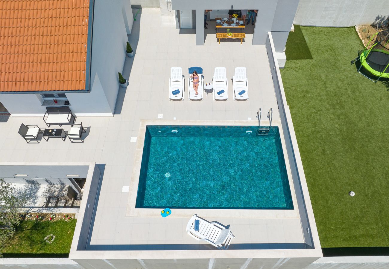 House in Maslenica - Holiday Home Maslenica with Heated Private Pool