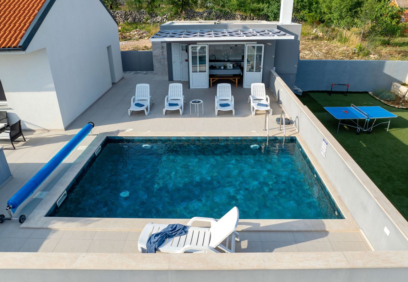 House in Maslenica - Holiday Home Maslenica with Heated Private Pool