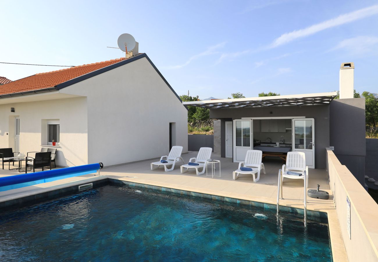 House in Maslenica - Holiday Home Maslenica with Heated Private Pool
