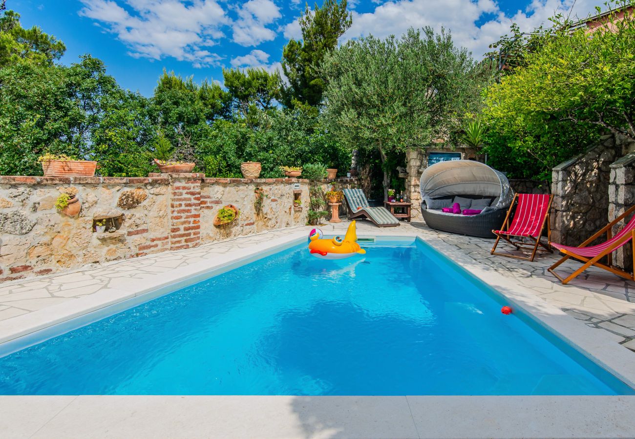 House in Maslenica - Holiday Home Gordana with Private Pool
