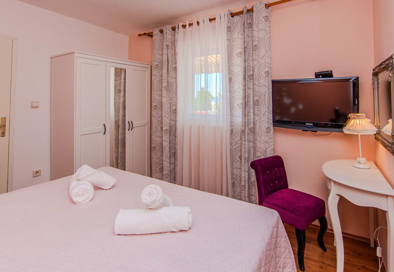 House in Maslenica - Holiday Home Gordana with Private Pool
