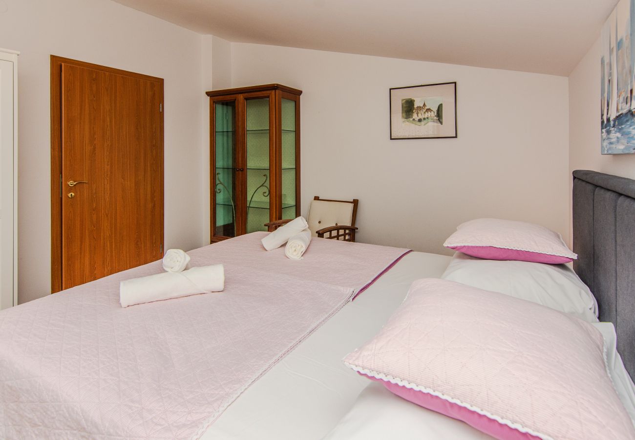 House in Maslenica - Holiday Home Gordana with Private Pool