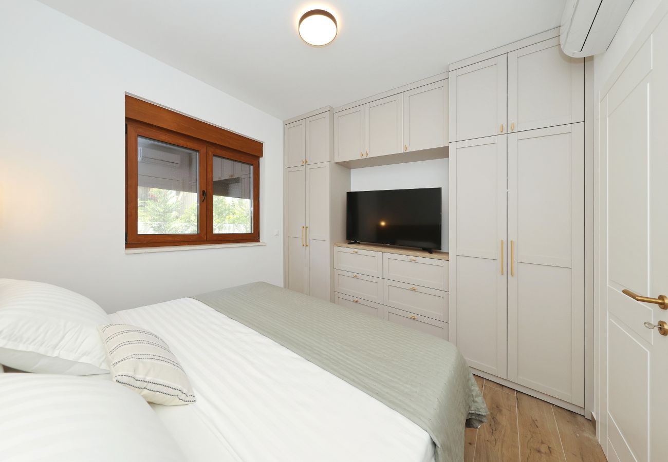 edroom of Villa Diaria with king-size bed, Smart TV, wardrobe and air conditioning in Vrsi