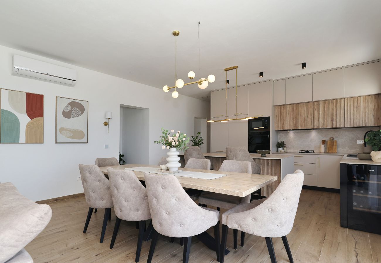 Modern dining area of Villa Diaria with open kitchen, air conditioning and wine cooler in Vrsi
