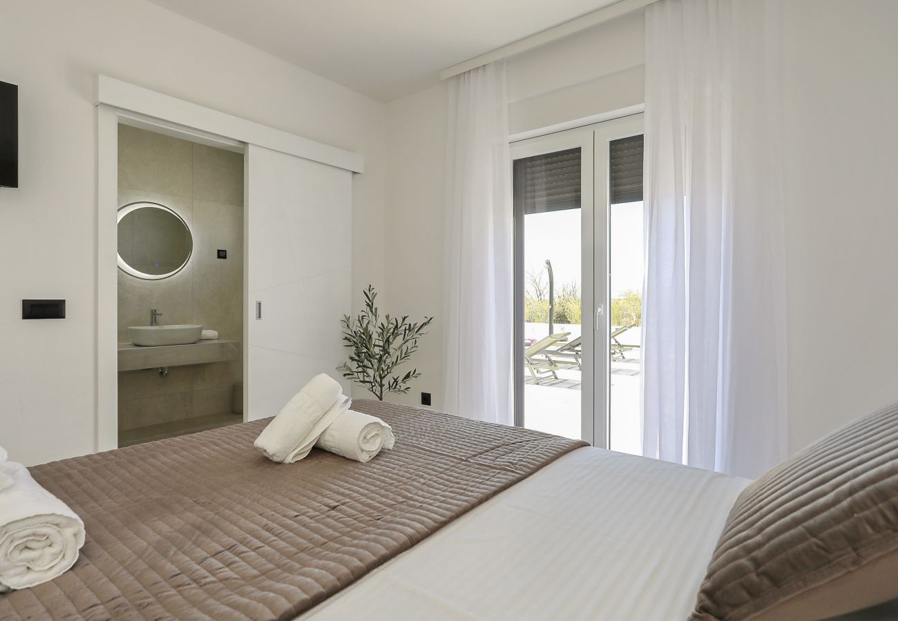 House in Vrsi - Holiday Home Casa Profonda with Pool